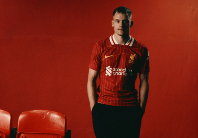 Ο Βιρτς ποζάρει σαν... Γερμανός τουρίστας μετά την επίσημη ανακοίνωση της μεταγραφής του στην Λίβερπουλ