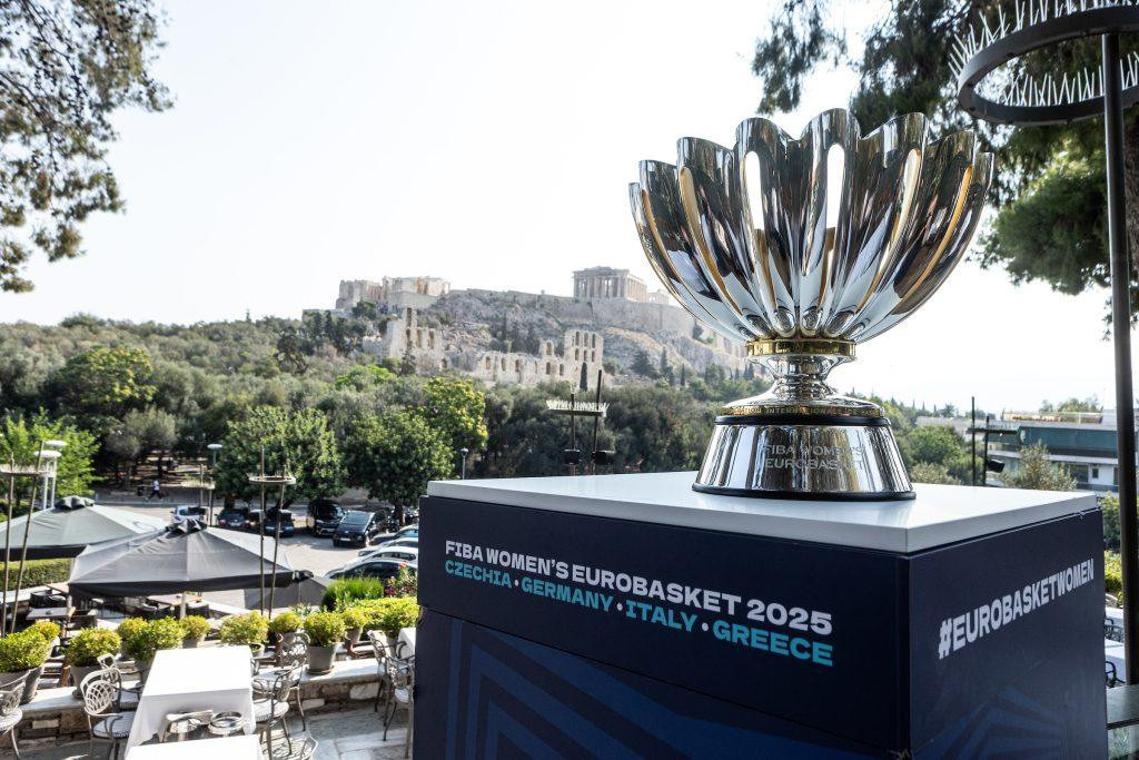 Το τρόπαιο του EuroBasket βρίσκεται στην Αθήνα και φιγουράρει με φόντο την Ακρόπολη