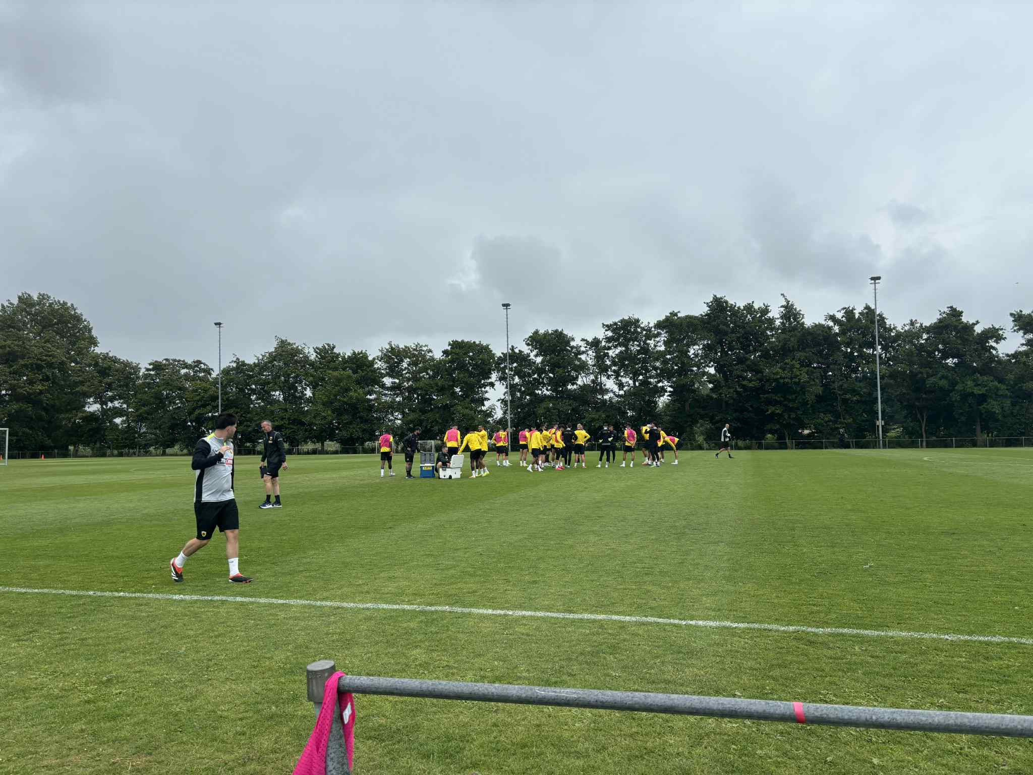 Βροχή και… ιδανική δροσιά για την ΑΕΚ στην Ολλανδία (video)