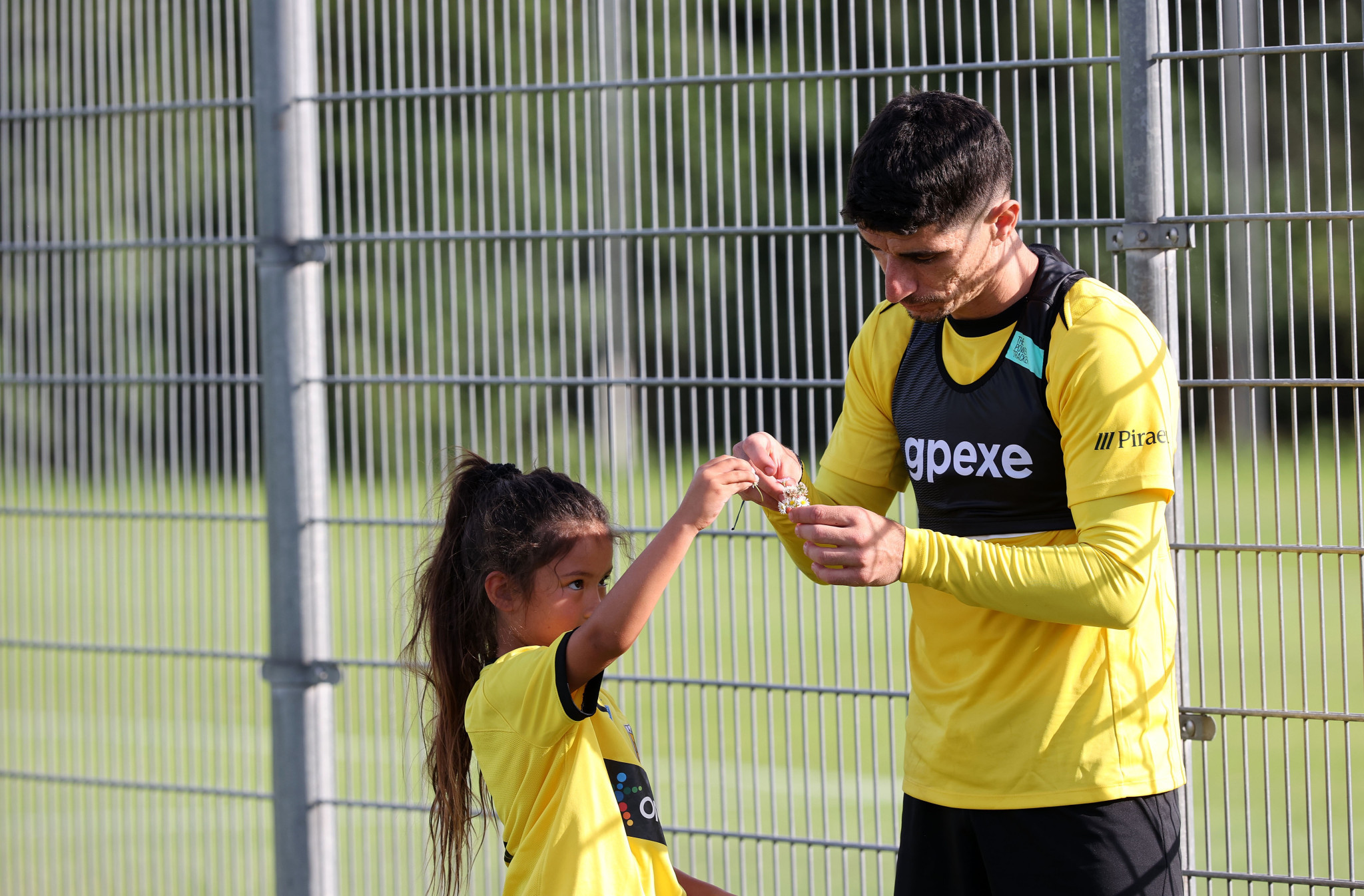 Μικρή φίλη της ΑΕΚ προσέφερε λουλούδια στον Μάνταλο