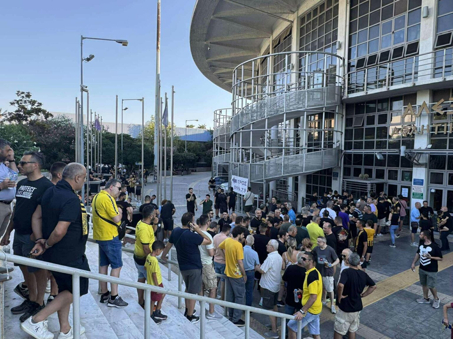 Ουρές κάνει ο κόσμος του Άρη έξω από το Παλέ