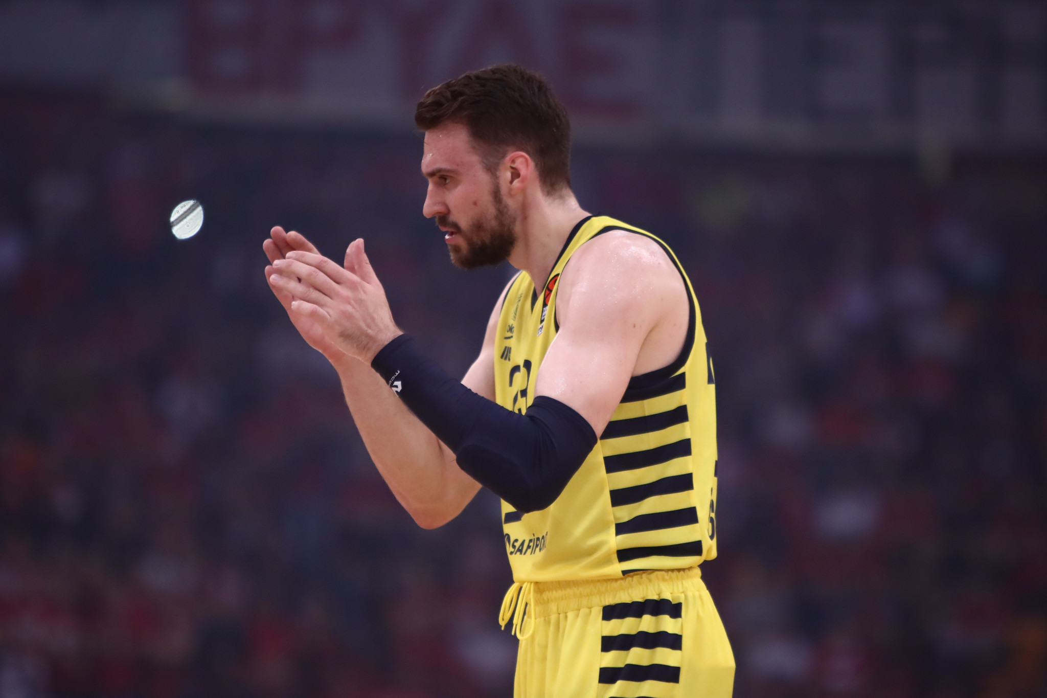 Επίσημα στην Αρμάνι Μιλάνο ο Γκούντουριτς