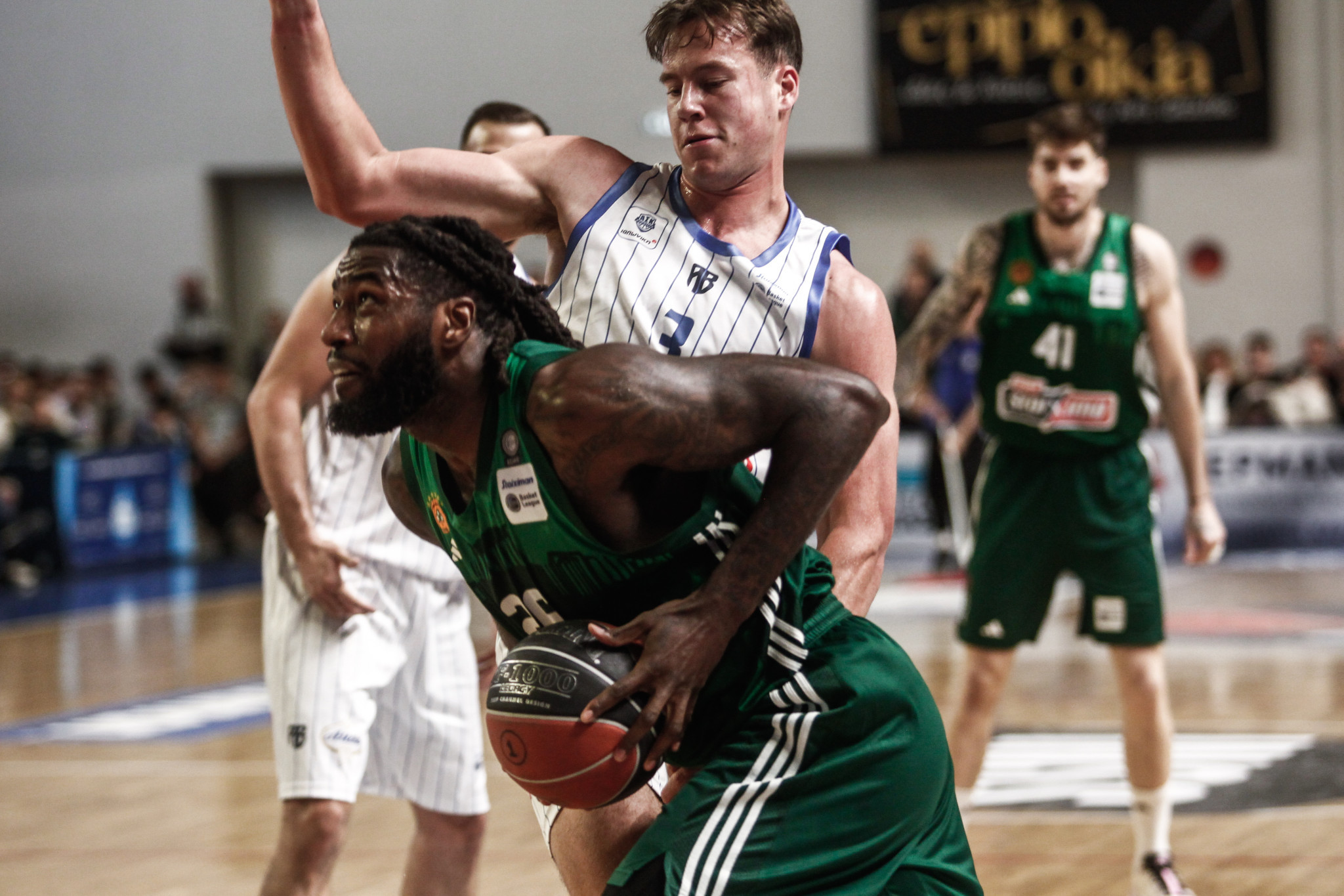 Πρώην παίκτης της Καρδίτσας, συμπαίκτης του γιου του ΛεΜπρόν στο Summer League με τους Λέικερς