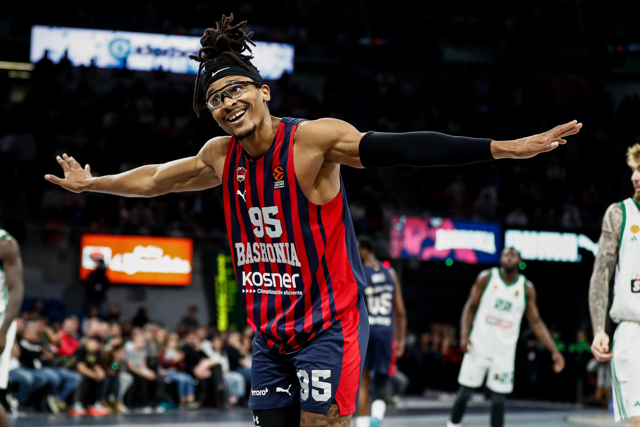 Ο Ερυθρός Αστέρας ανακοίνωσε με κάθε επισημότητα την απόκτηση του Μονέκε