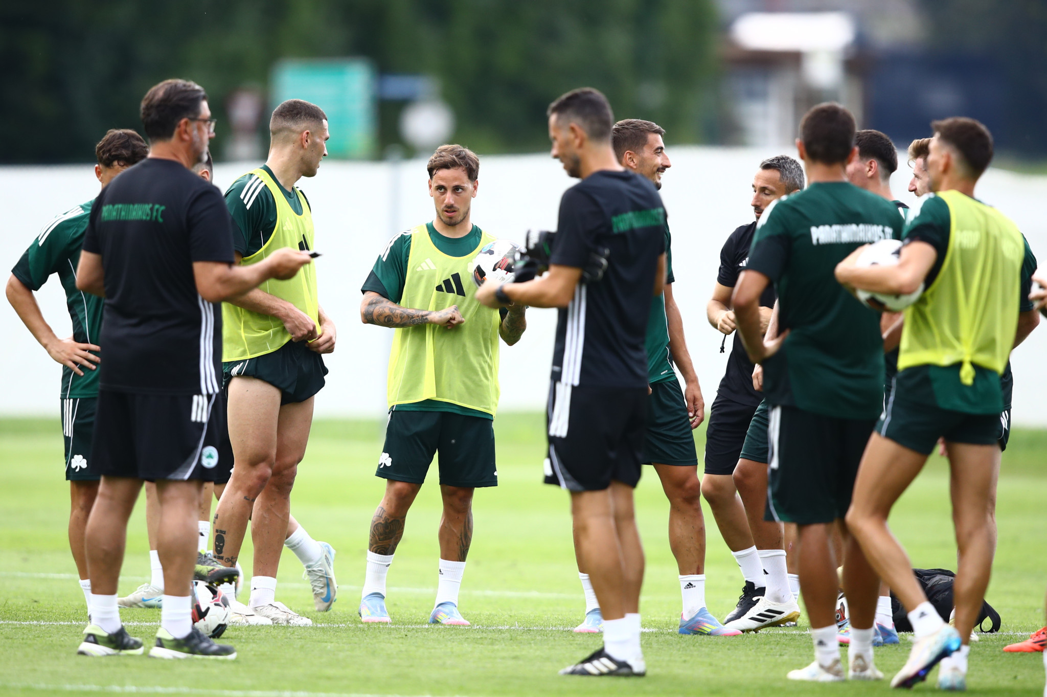 Ο Βιτόρια έβαλε από νωρίς στην «πρέσα» τους πάντες ζητώντας «σύνδεση» και «υποστήριξη»