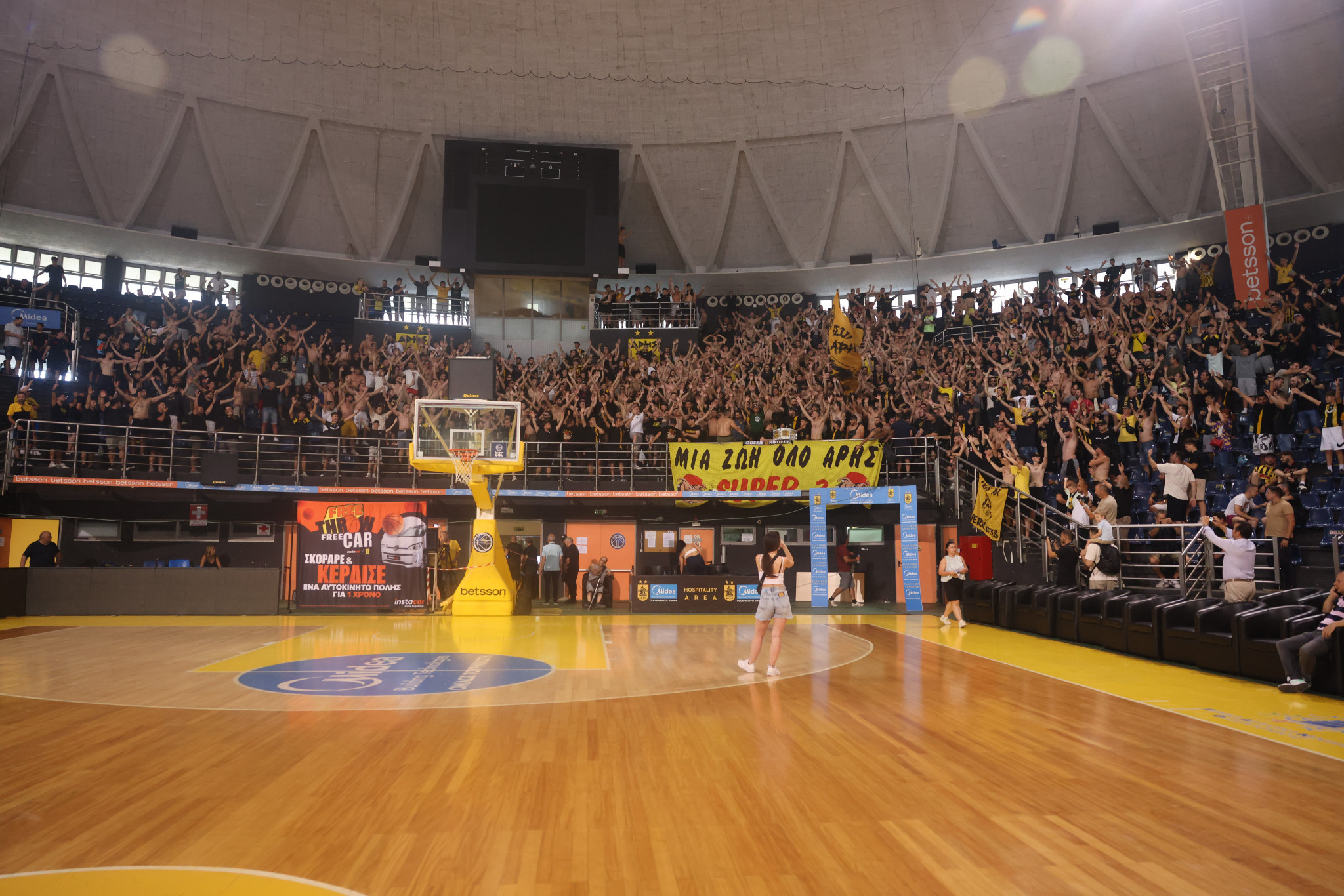 Τρέλα για τον Άρη: Γεμάτο το «Αλεξάνδρειο» για την ιστορική αλλαγή ιδιοκτησίας (video)