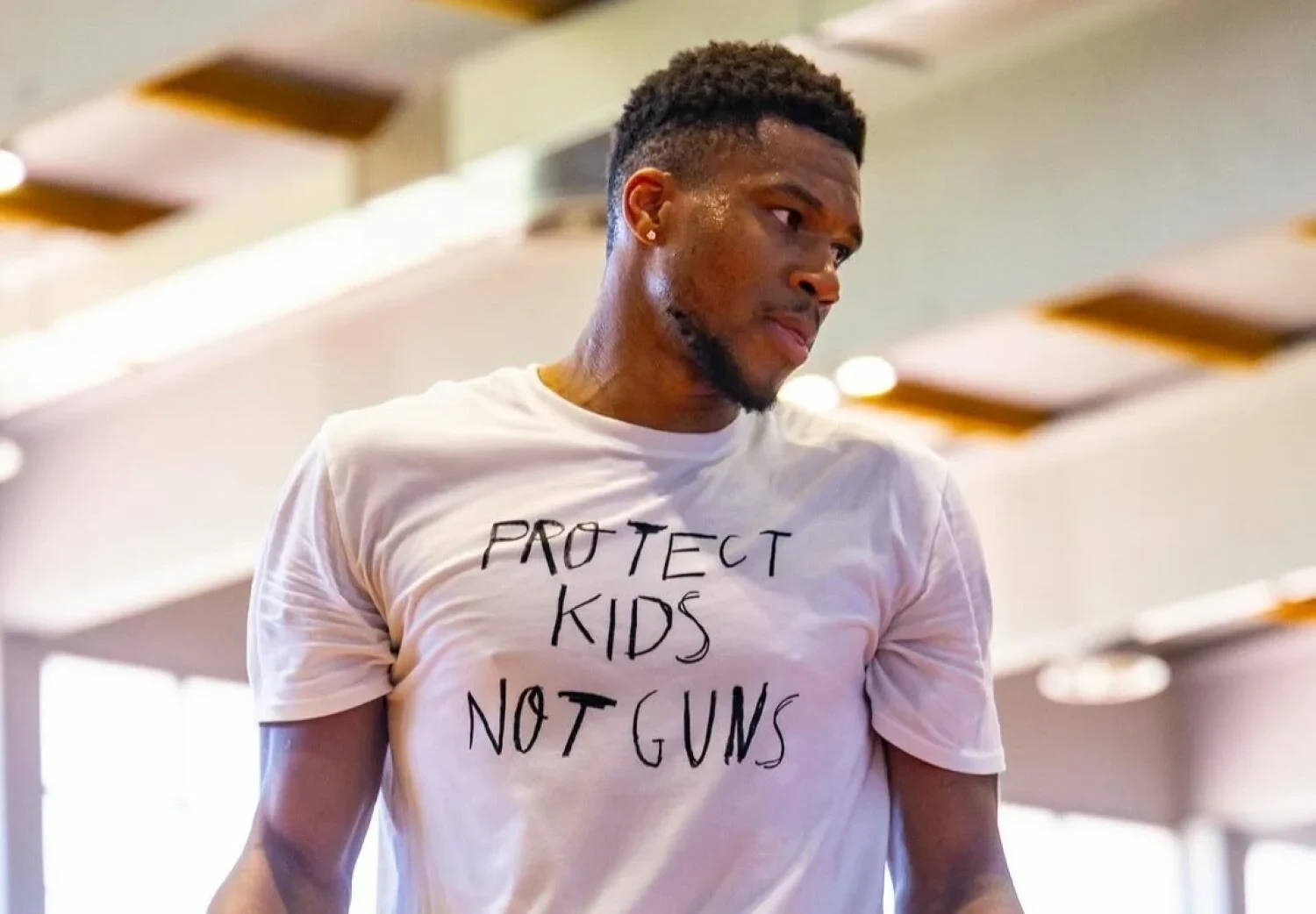 Αντετοκούνμπο: «Προστατέψτε παιδιά, όχι όπλα»