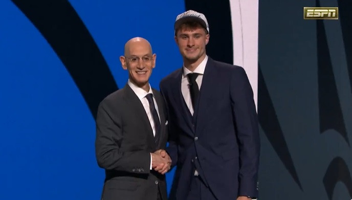 Ο Φλαγκ, ο Χάρπερ και όλα τα αστέρια του μέλλοντος: Όσα έγιναν στην βραδιά του NBA Draft 2025