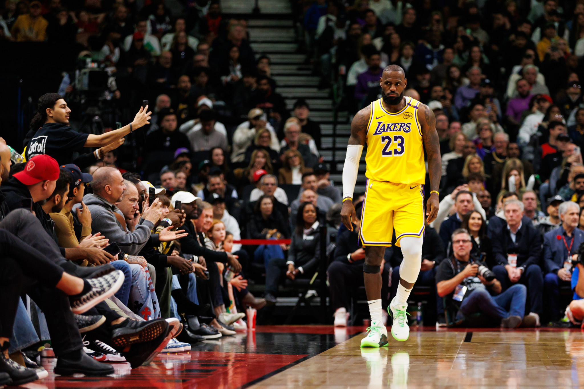 Τρεις ομάδες, 23 χρόνια, εκατοντάδες εκατομμύρια: Πόσα χρήματα βγάζει στο NBA ο ΛεΜπρόν από το 2002