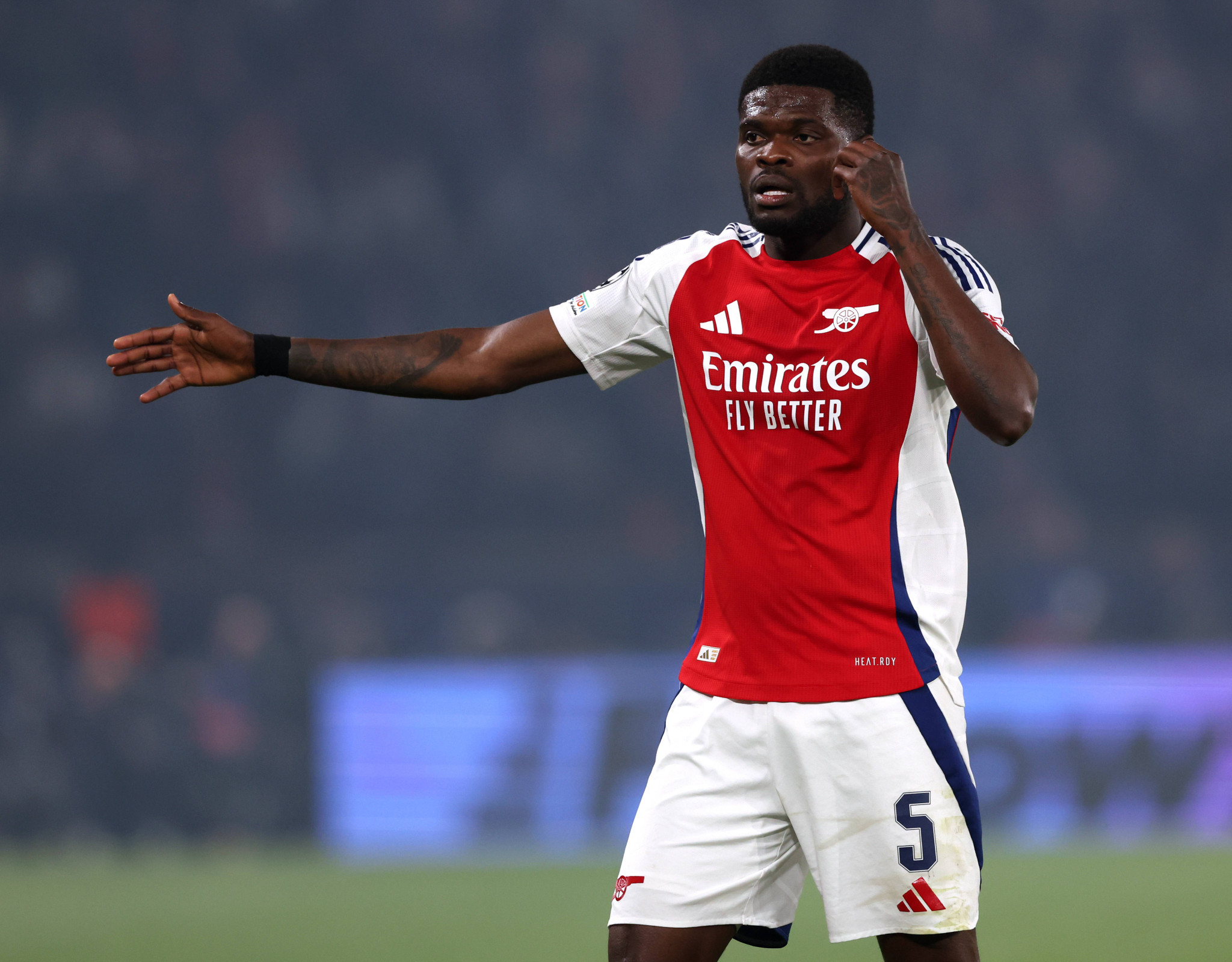 Σοκ στην Αγγλία: Ένταλμα σύλληψης για τον Πάρτεϊ, κατηγορείται για πέντε βιασμούς