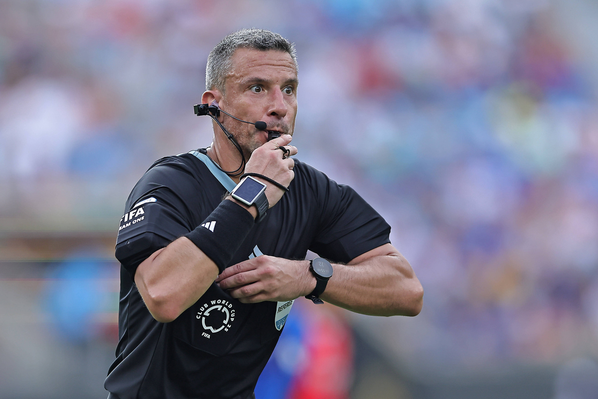 Τι φοράνε οι διαιτητές δίπλα από το ακουστικό τους στο Παγκόσμιο Κύπελλο Συλλόγων (video)