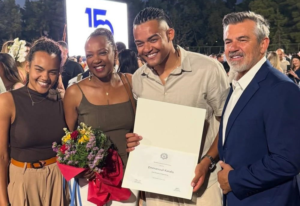 Αποφοίτησε ο Καραλής - «Μάνα το πήρα!»