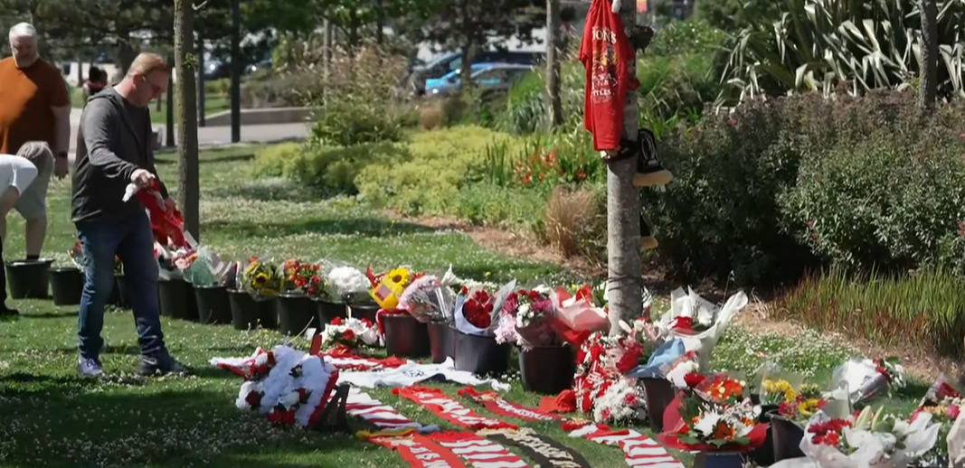 Eικόνες από το Άνφιλντ: Χιλιάδες κόσμου αφήνουν λουλούδια για τον Ζότα (video)