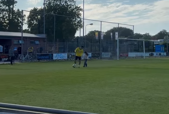 Ο Μάνταλος παίζει με μικρές φίλες της ΑΕΚ μετά την προπόνηση (video)