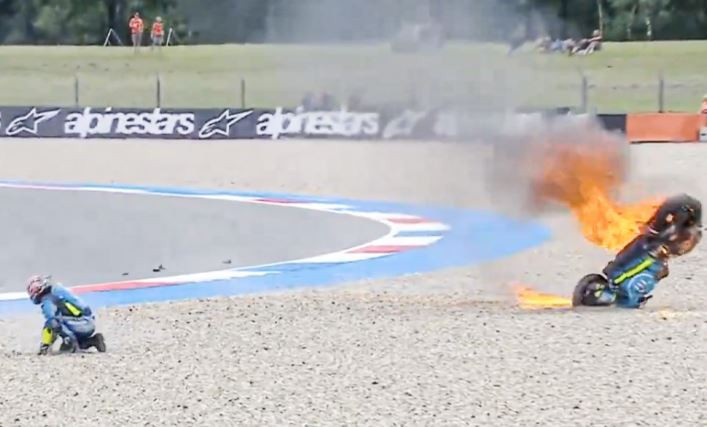 Τρομακτικό ατύχημα στο Moto GP: Η μηχανή ενός οδηγού πήρε φωτιά και βρέθηκε στο έδαφος (video)