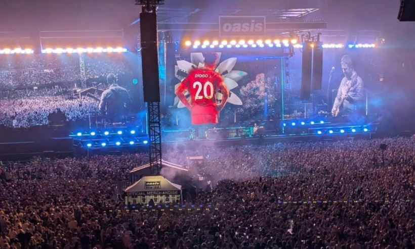 Συγκίνηση στη συναυλία των Οasis - Aφιέρωσαν το «Live Forever» στον Ζότα (video)