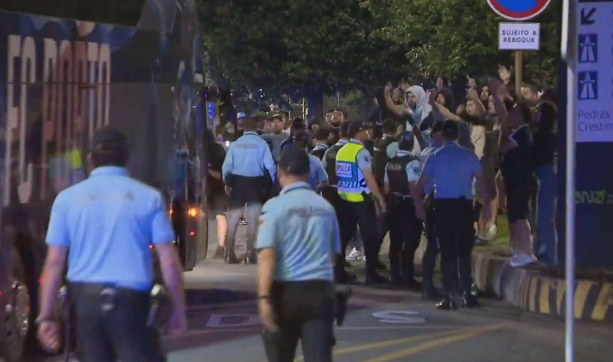 Χαμός στο αεροδρόμιο με παίκτες και οπαδούς της Πόρτο – Πυρά με πλαστικές σφαίρες από την αστυνομία (video)