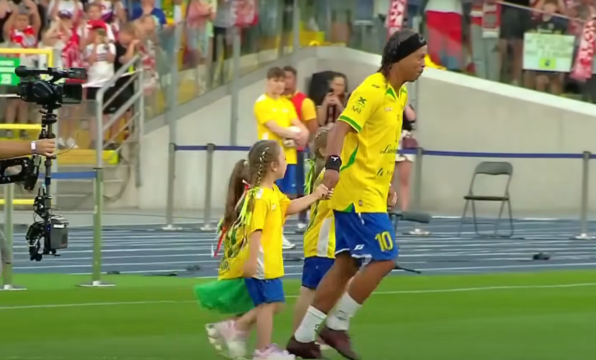 Χαμός με το «Ronaldinho Show» - Πλήρωσαν μέχρι και 12.000 ευρώ για να παίξουν με τον Βραζιλιάνο «μάγο» και απογοητεύτηκαν