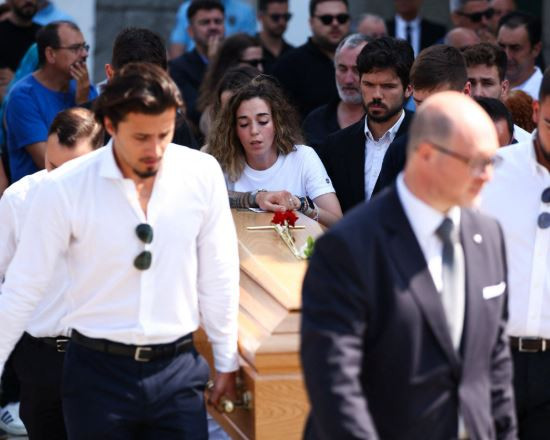 Σκυμμένη συνέχεια πάνω στο φέρετρο - Ανείπωτος ο πόνος για την σύζυγο του Ζότα (video)