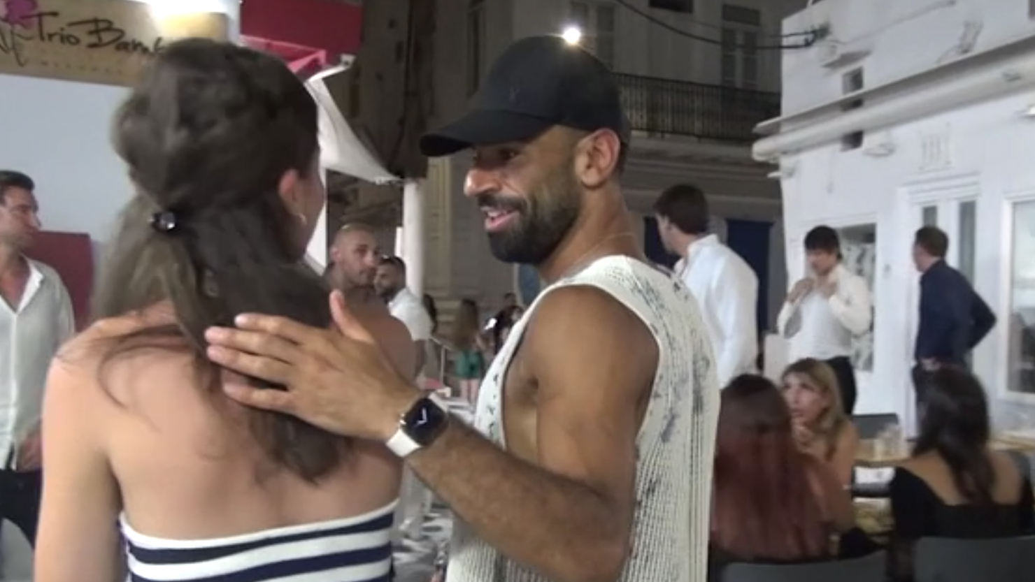 Βίντεο: Θαυμάστριες του Σαλάχ τον είδαν στη Μύκονο και τον κυνηγούσαν - «Μη με καταλάβουν»
