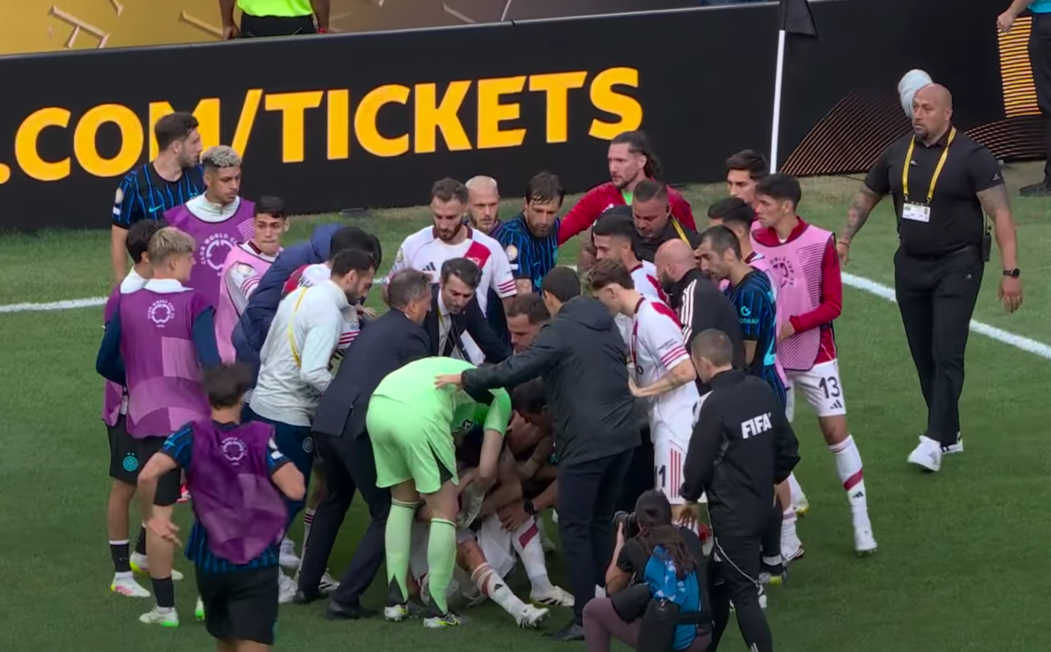 Απίστευτες σκηνές στη νίκη της Ίντερ επί της Ρίβερ – Ο Ακούνια πήρε στο κυνήγι τον Ντάμφρις (video)