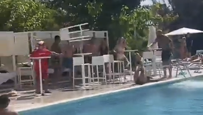 Σάλος: Ποδοσφαιριστής αγγλικής ομάδας πέταξε καρέκλα και ξάπλωσε μια γυναίκα στην Ίμπιζα (video)