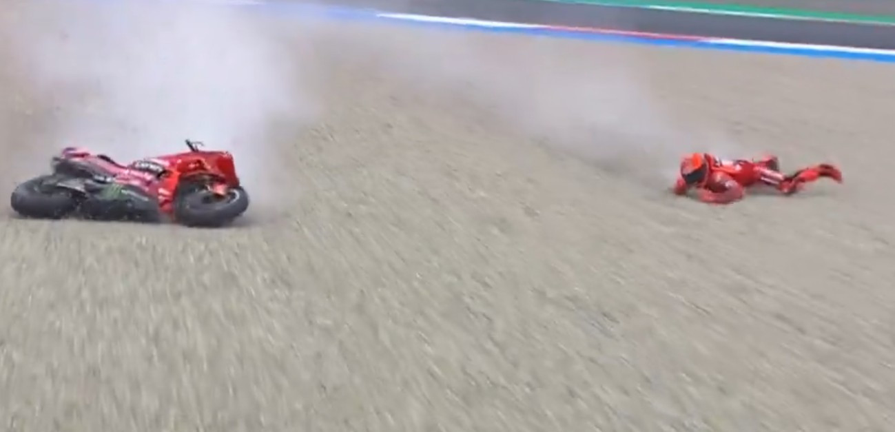 Θρίλερ στο MotoGP: Ατύχημα και με τον Μάρκεθ που βρέθηκε στο έδαφος