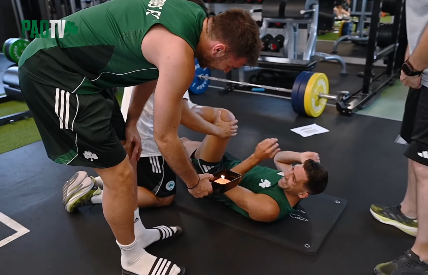 Ο Ιωαννίδης έκανε έκπληξη με... τούρτα στον Μπακασέτα (video)