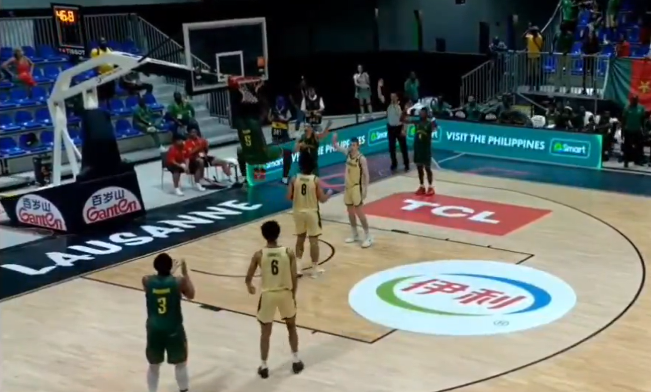 Αδιανόητη φάση: Παίκτης του Καμερούν κάρφωσε στο καλάθι της ομάδας του στο Παγκόσμιο U19 και της κόστισε το παιχνίδι (video)