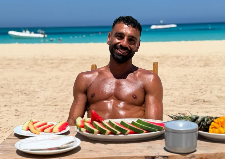 Παραλία, ήλιος και καρπούζι - Ο Σαλάχ το ζει... ελληνικά, παρέα με πρώην παίκτη του Ολυμπιακού