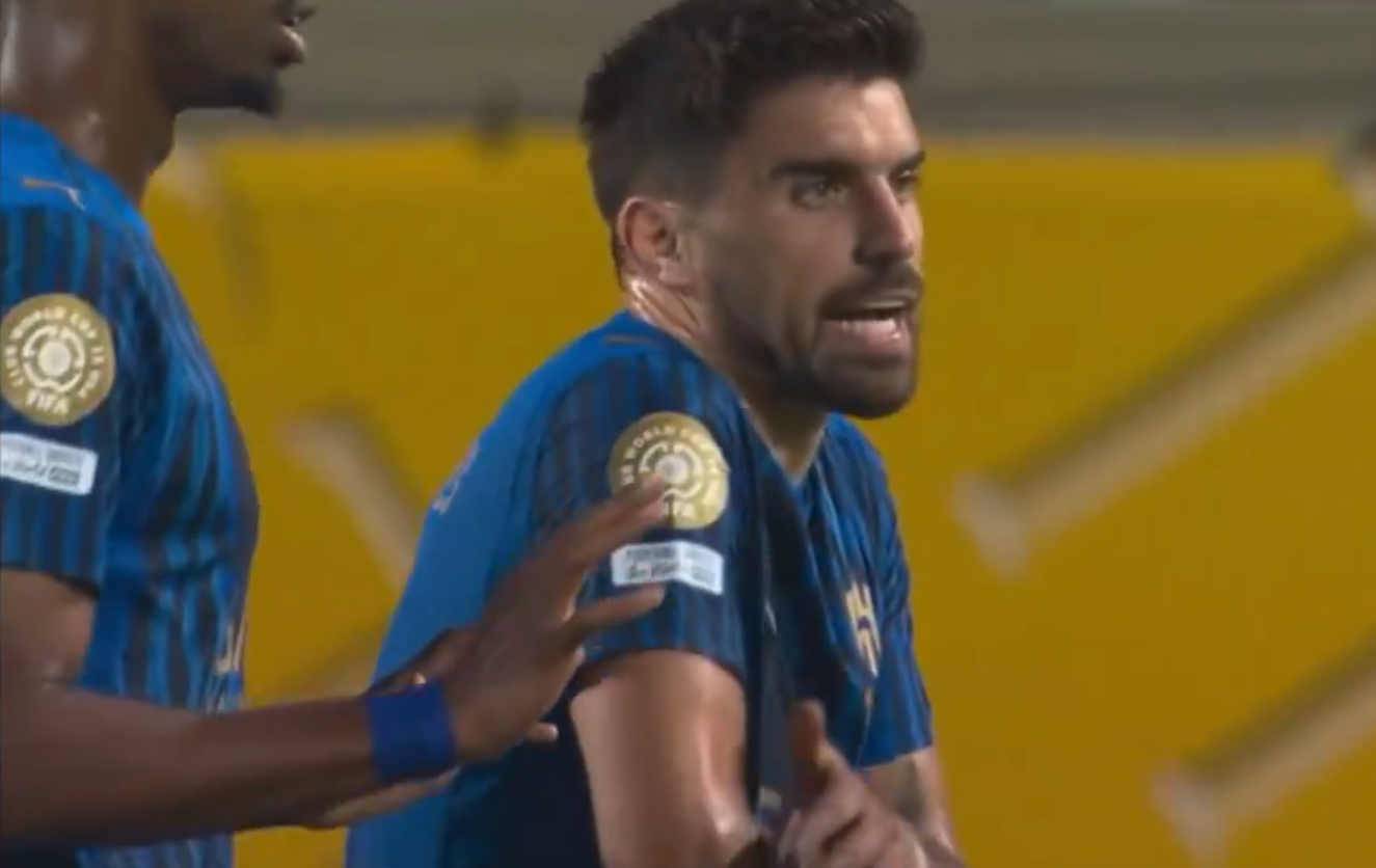 Το γκολ του Σίλβα που προκάλεσε χάος - Οι παίκτες της Αλ Χιλάλ σταμάτησαν να παίζουν (video)