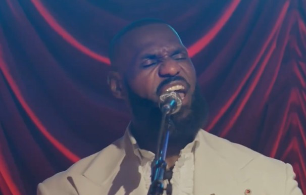 Ο ΛεΜπρόν Τζέιμς τραγουδάει Φιλ Κόλινς: Κλείστε τα αυτιά σας (video)