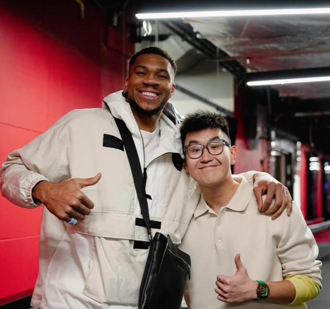 Ο νέος ιδιοκτήτης του Άρη στην εκδήλωση του Γιάννη Αντετοκούνμπο στο «Νιάρχος»