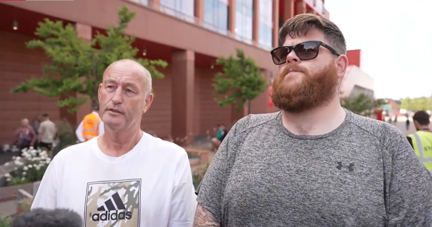 Βαρύ πένθος στο «Άνφιλντ» - Οπαδοί της Λίβερπουλ αφήνουν λουλούδια έξω από το γήπεδο