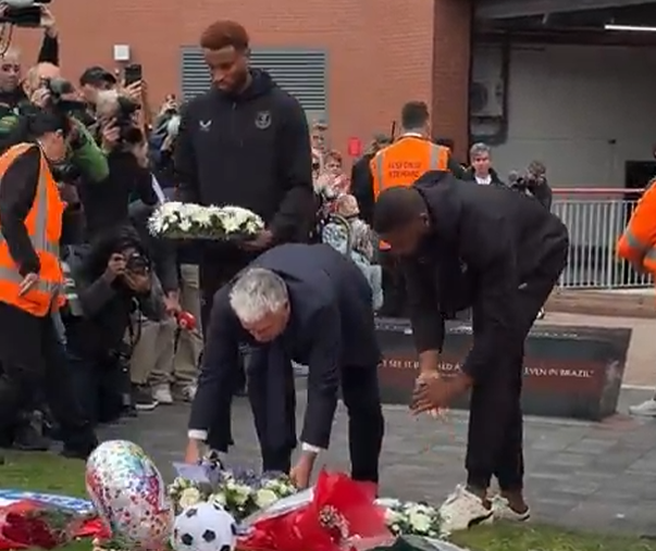 Ποδοσφαιριστές της Έβερτον κατέθεσαν στεφάνια στη μνήμη του Ντιόγκο Ζότα