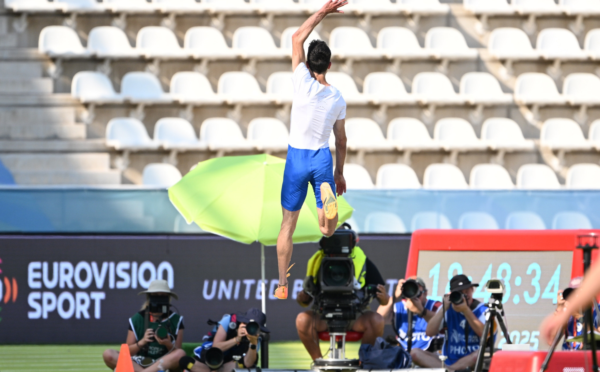 Ιπτάμενος: Η απίθανη φωτογραφία του Μίλτου Τεντόγλου στο μεγάλο άλμα που έκανε