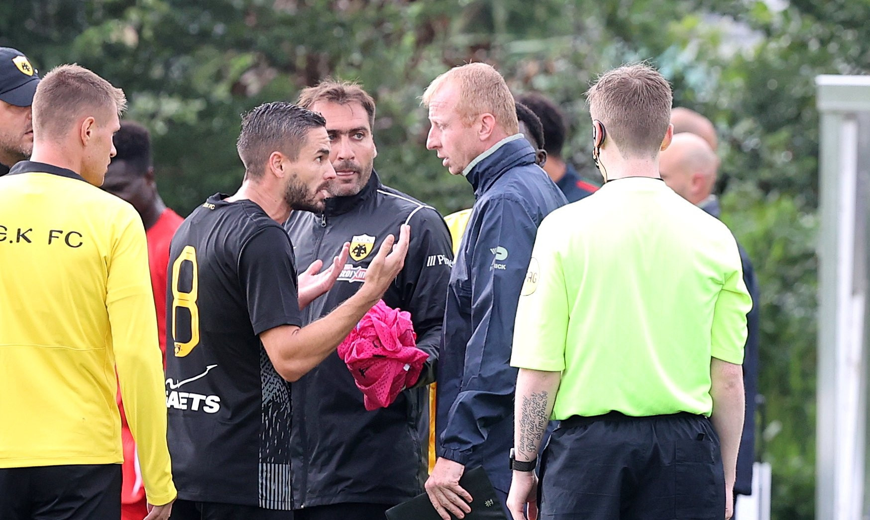 Ένταση στο ημίχρονο του φιλικού της ΑΕΚ με τη Ζούλτε Βάρεγκεμ (video)