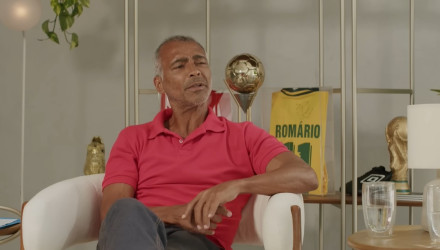 «Σύννεφα» στην σχέση του Ρομάριο με την κατά 35 χρόνια μικρότερη συντροφό του - Τον κατηγορεί ότι την απάτησε