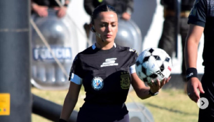 Η εντυπωσιακή γυναίκα διαιτητής που σφυρά με φούστα την ώρα του αγώνα και μαγνητίζει τα βλέμματα! (photos)