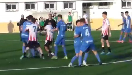 Απίστευτες σκηνές στην Ισπανία: Μητέρες μπούκαραν σε γήπεδο και έπαιξαν ξύλο με τα παιδιά! (video)