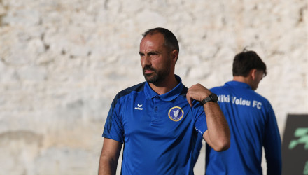 Ο προπονητής της Νίκης Βόλου διαμαρτυρήθηκε και έσπασε δάχτυλο του ποδιού του!