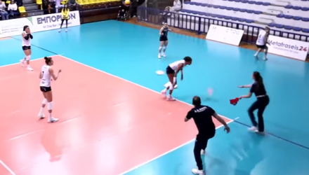 Σοκαριστική στιγμή σε αγώνα βόλεϊ: Έπεσαν κομμάτια από το ταβάνι πάνω σε αθλήτρια! (video)