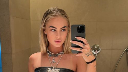 Τι το ήθελε - Η πιο εντυπωσιακή παίκτρια στον κόσμο πήγε να μιμηθεί τον Ροναλντίνιο και σακάτεψε έναν καμεραμάν (video)