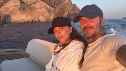 Δεν περιμέναμε να το δούμε από τον Ντέιβιντ Μπέκαμ - Η Βικτόρια τον... ξεμπρόστιασε για την συνήθειά του στον ύπνο (photo)