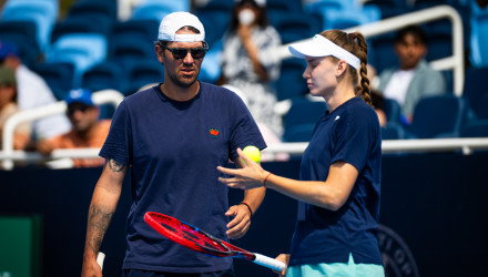 «Χωρίς εμένα θα μάζευες πατάτες» - Γιατί προκαλεί η αμφιλεγόμενη σχέση της Ριμπάκινα με τον προπονητή της