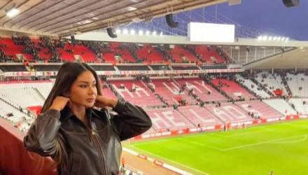 «Έχεις το πιο τέλειο σώμα από όλες» - Μοντέλο πήγε στο γήπεδο φορώντας δερμάτινα και αποθεώθηκε