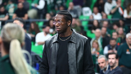 Η χλιδάτη παρουσία του Ναν - Τι φορούσε ο τραυματίας σούπερ σταρ στο ματς με την Ρεάλ (photos)