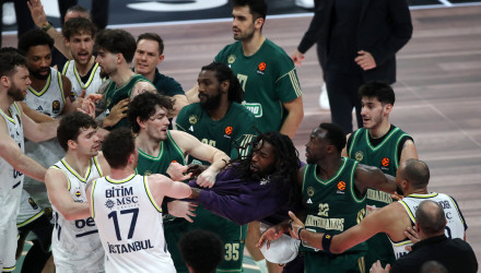 Ο Μπόλντουιν δημιούργησε και άλλο επεισόδιο: Ειρωνεύτηκε τους φιλάθλους με υπόκλιση, του την… έπεσαν Σλούκας και Σάρας (video)