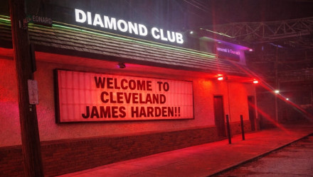 Η φήμη του προηγείται: Τα στριπτιτζάδικα του Κλίβελαντ καλωσόρισαν ήδη τον Τζέιμς Χάρντεν