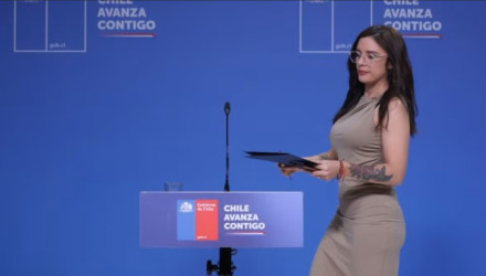 H εντυπωσιακή εκπρόσωπος του Κομμουνιστικού Κόμματος που θέλει να πατάξει την οπαδική βία